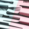 conjunto-profesional-de-diferentes-cepillos-o-peines-peluquería-sobre-fondo-rosa-azul-colección-peine-herramientas-cabello-233195505 Set de Peines Peluqueria x 10 unidades